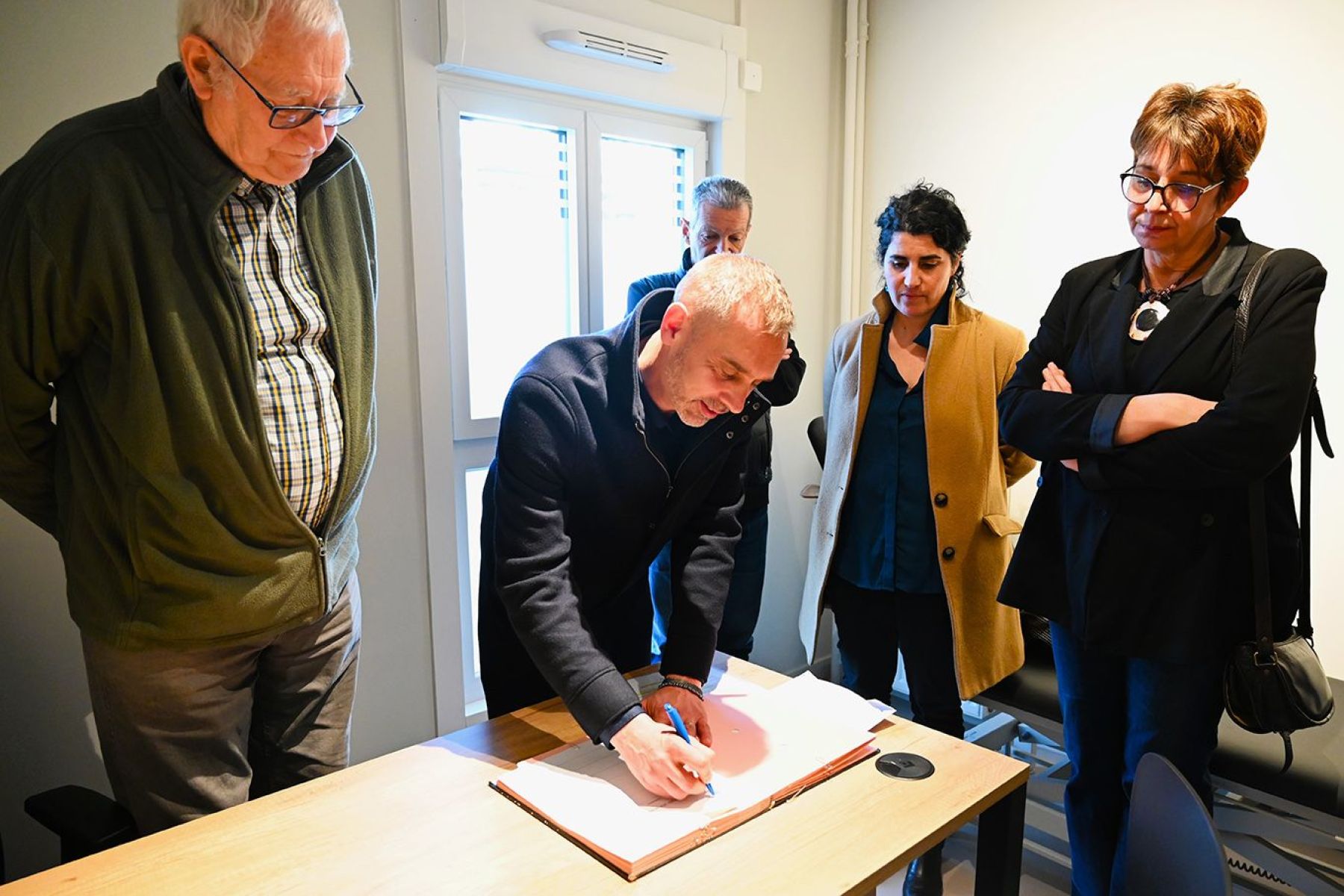 Signature de la charte par Simon PLENET avec les partenaires